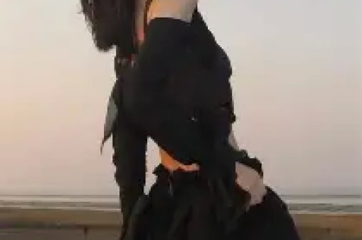 看宋雨琦穿短裙出席活动对长辈90度鞠躬才懂她火都是有原因的