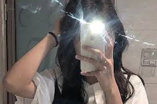 机场暖心举动：王鹤棣的温柔时刻